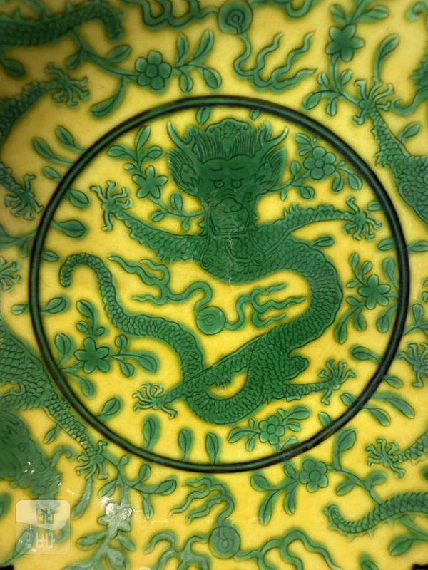 清乾隆 黄地绿龙纹花口盘 - 图6